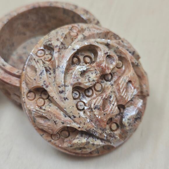 A pair of hand crafted carved sandstone trinket boxes - Picture 5 of 9